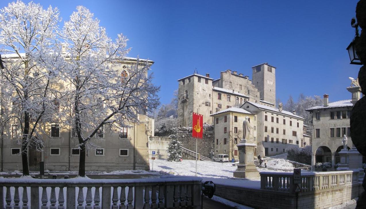 La città vecchia di Feltre sotto l'ultima neve di dicembre. Foto di Riccardo Sartor - Fonte Wikipedia